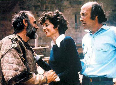Шон Коннери, Одри Хепберн и режиссер Ричард Лестер  на съемках фильма «Робин и Мериан» 1976 год.