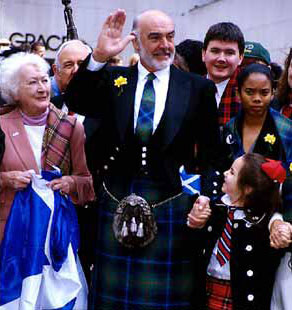 Шон Коннери с внучкой на параде шотландцев в Нью-Йорке. 2002 год. 
