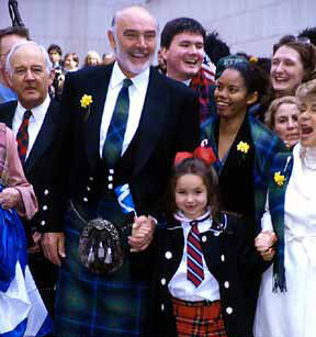 Шон Коннери с внучкой и женой на параде шотландцев в Нью-Йорке