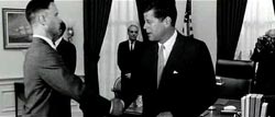 Том Хэнкс пожимает руку Джону Кеннеди